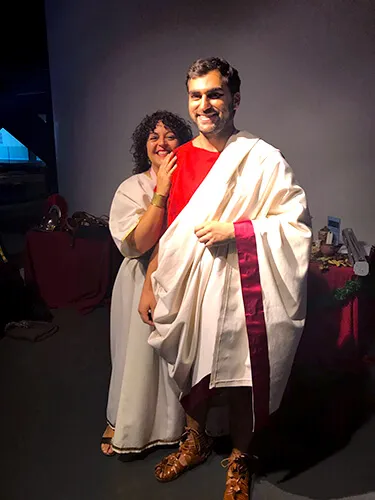 Dos personas vestidas con túnicas romanas durante una recreación histórica